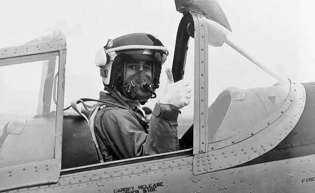 1969年5月20日，剑桥郡皇家空军基地，查尔斯三世在一架花栗鼠教练机驾驶舱里准备起飞。