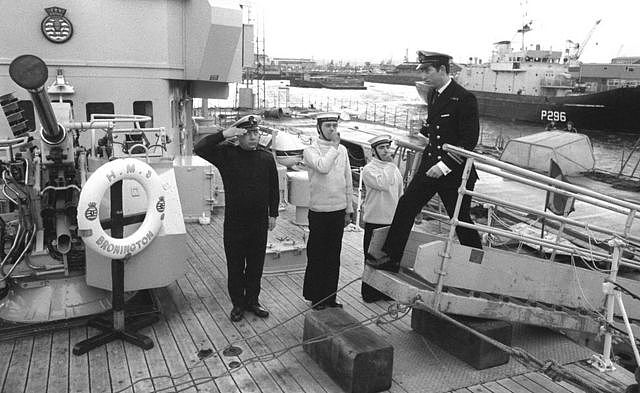 1976 年 2 月 9 日，查尔斯王子登上HMS布朗宁顿舰。