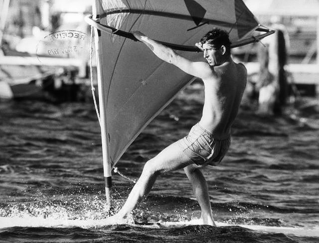1979年查尔斯在帆板冲浪