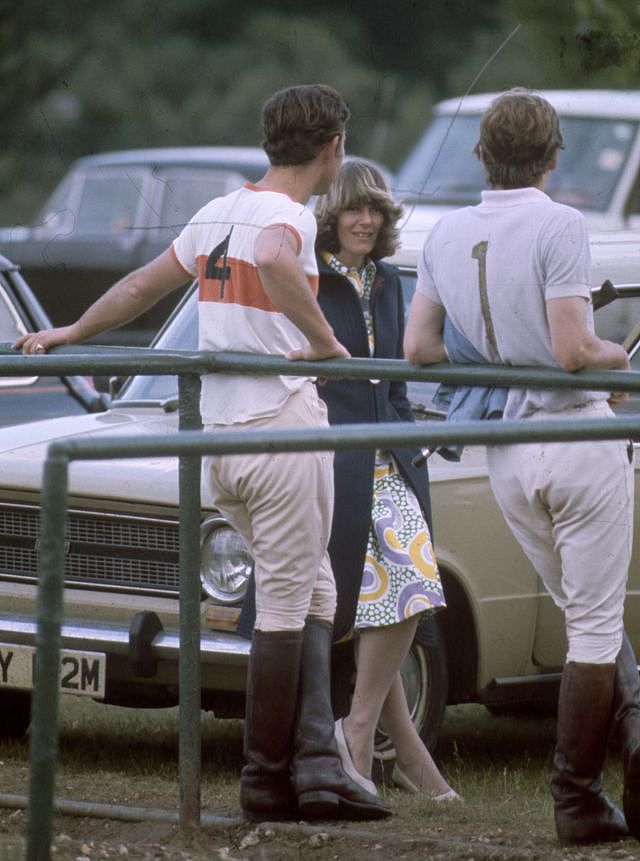 大约1972年，查尔斯在一场马球赛之后休息，与卡米拉在一起
