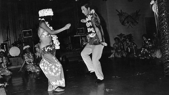 查尔斯在出访斐济时参加联欢，与一名当地妇女共舞。