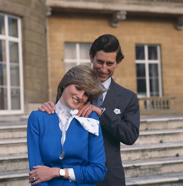 1981年2月24日，查尔斯与戴安娜订婚的消息公布后两人在白金汉宫外。