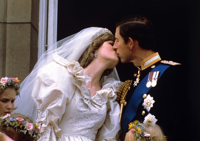 新婚夫妇从圣保罗大教堂婚礼仪式结束后回到白金汉宫，在阳台上亲吻。