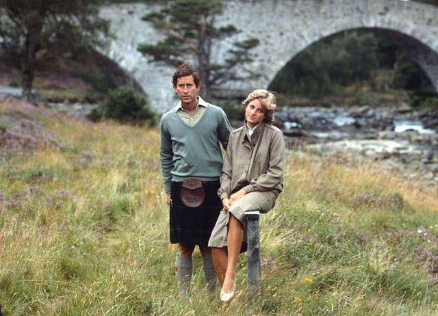 1981年8月19日，蜜月的最后几天，新婚夫妇在苏格兰巴尔莫勒尔城堡内的河畔。