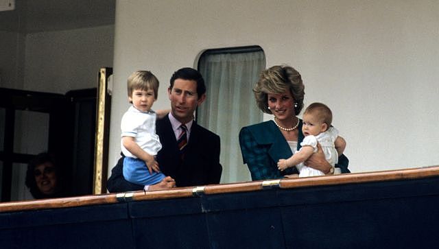 1985年5月5日，意大利威尼斯，查尔斯夫妇与两个儿子在皇家游艇不列颠尼亚号上