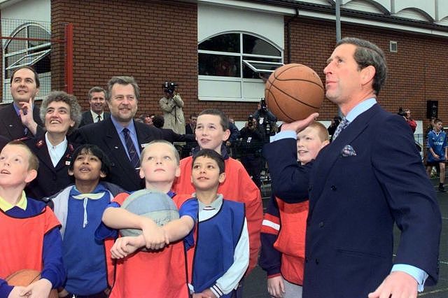 威尔士亲王与学生打篮球。