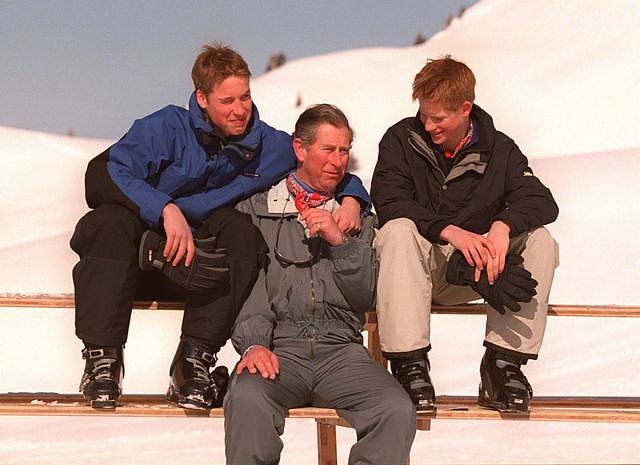 2000年4月6日查尔斯三世和威廉王子（左）、哈里王子（右）在瑞士克洛斯特斯滑雪胜地度假。
