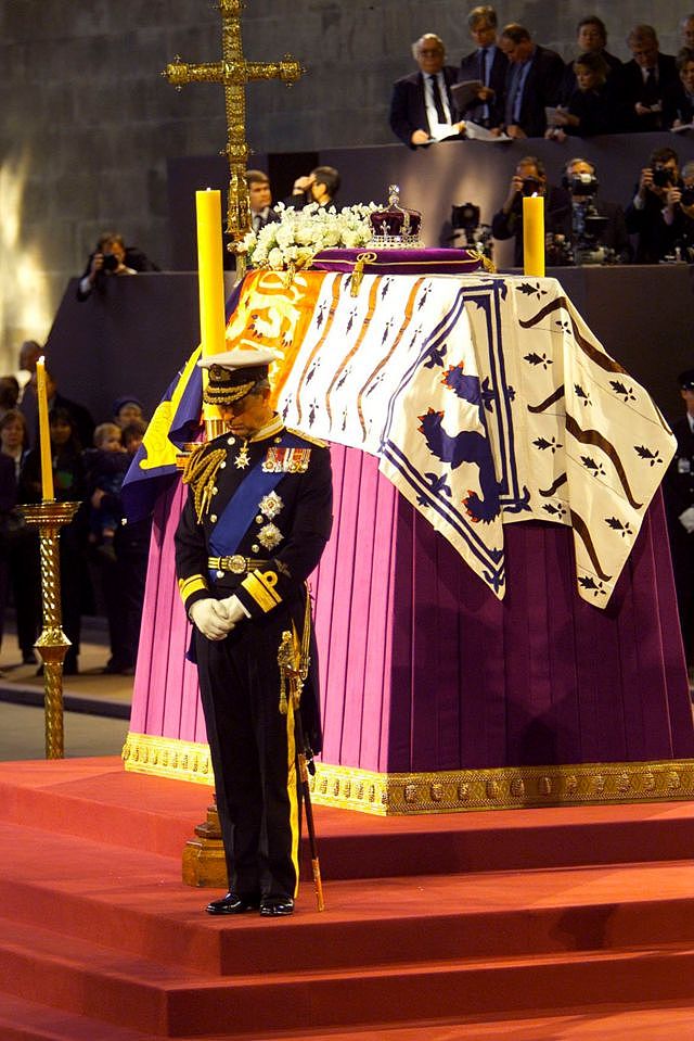 查尔斯三世国王在威斯敏斯特大厅守护供吊唁瞻仰的王太后灵枢