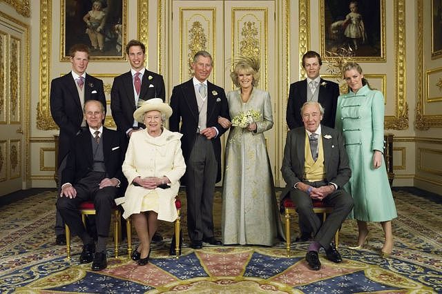 新婚夫妇在民政厅举办婚礼仪式后与家人在温莎堡合影，图中是哈里王子（后排左一）、威廉王子（后排左二）、汤姆·帕克·鲍尔斯（后排右二）、劳拉·帕克·鲍尔斯（后排右一）、爱丁堡公爵（前排左一）、伊丽莎白二世女王（前排左二）和布鲁斯·尚德少校（前排右一）。
