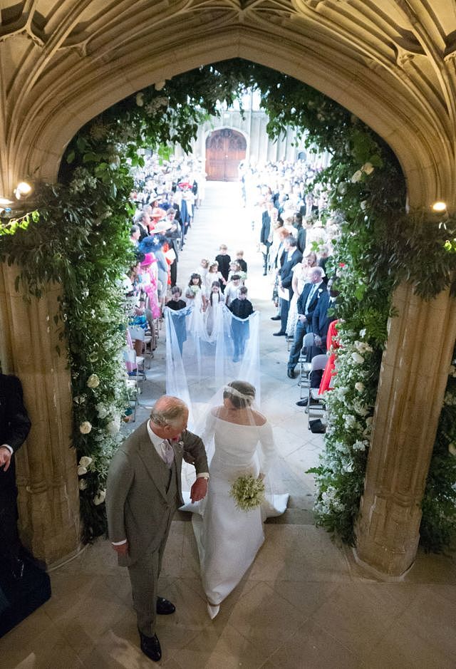 2018年5月19日，哈里王子和梅根·马克尔大婚，婚礼在温莎堡举行，查尔斯三世陪伴新娘步入教堂