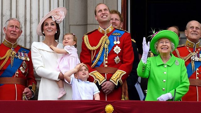 查尔斯三世国王、剑桥公爵夫人、夏洛特公主、乔治王子、剑桥公爵、哈里王子、伊丽莎白二世女王和菲利普亲王在白金汉宫阳台上观看飞行表演。