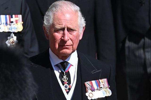 2021年4月17日爱丁堡公爵的葬礼在温莎堡举行，带领送葬行列的查尔斯三世难掩悲痛。