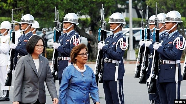 台湾总统蔡英文在台北与马绍尔群岛总统希尔达·海因出席仪仗队欢迎仪式。（2018年7月27日）