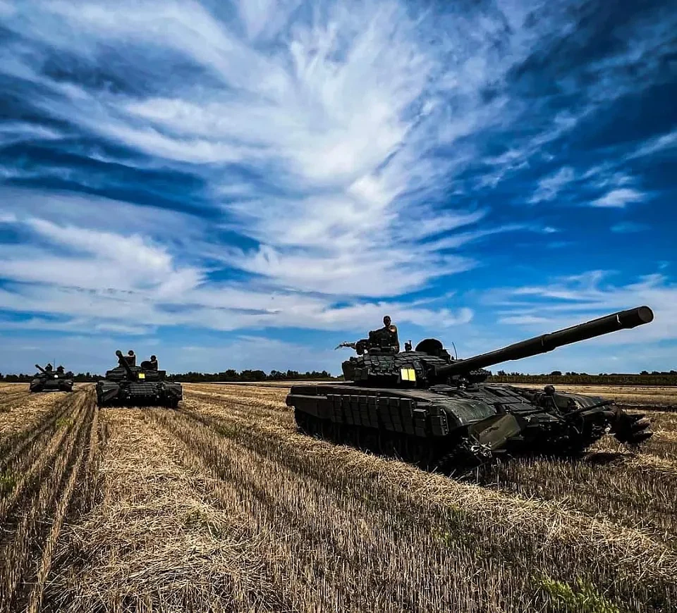 進行閃彈戰大反攻烏克蘭裝甲車部隊。   圖 : 翻攝自烏克蘭防衛司令部臉書