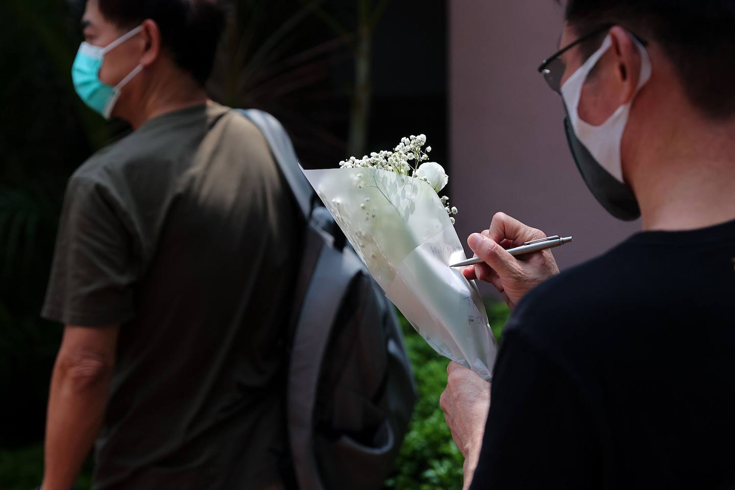 9月9日，大批市民冒炎熱天氣，到位於金鐘的英國駐港總領事館獻花及寫弔唁冊。（夏家朗攝）
