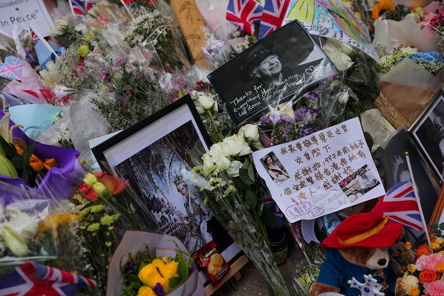 9月9日，大批市民冒炎熱天氣，到位於金鐘的英國駐港總領事館獻花及寫弔唁冊。（夏家朗攝）