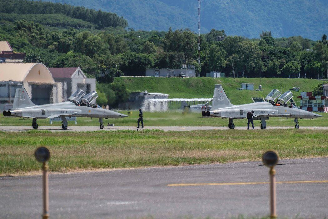 上个月，台湾台中空军基地准备起飞的战机。 中国大陆可能试图通过频繁进犯来消耗台湾飞行员。
