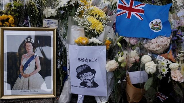 9月12日，香港市民在英领馆前向女王致哀。