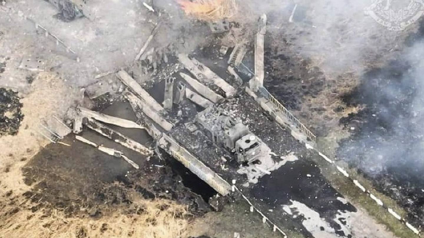 烏克蘭國防部2022年4月14日公布照片，烏方指出，照片中的是俄羅斯軍用車輛，它正通過哈爾科夫一條被炸毀的橋、前往伊久姆。（AP）