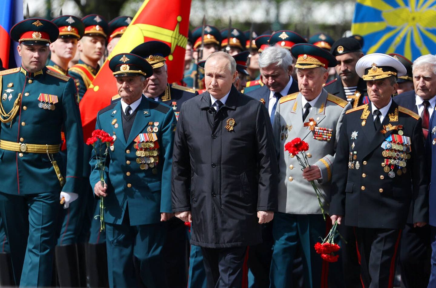 俄羅斯總統普京（中）於2022年5月9日在俄羅斯莫斯科紀念二戰結束77周年閱兵式後，來到無名烈士墓出席獻花儀式。（AP）