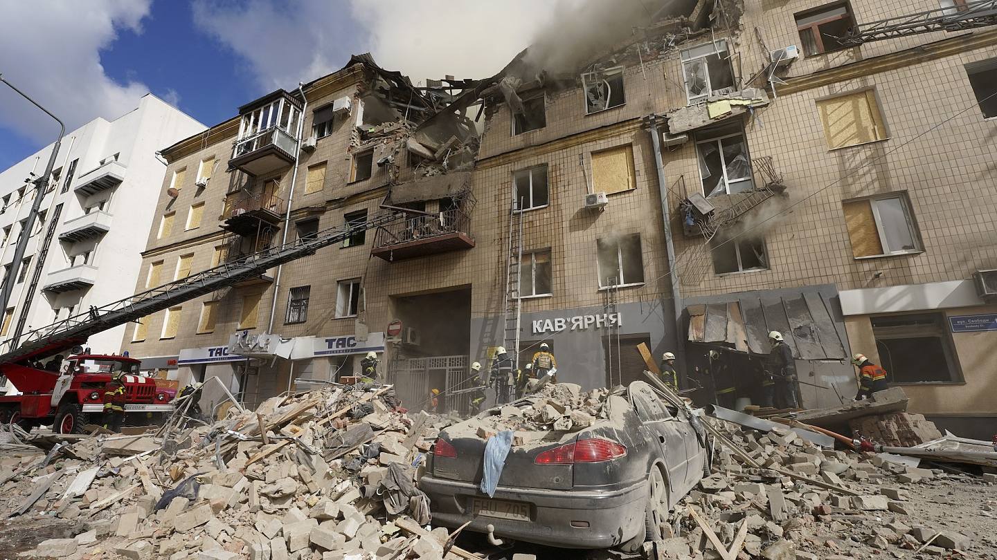 2022年9月6日，烏克蘭哈爾科夫遭俄軍發動火箭彈襲擊，消防員在受損的建築物展開救援工作。（AP）