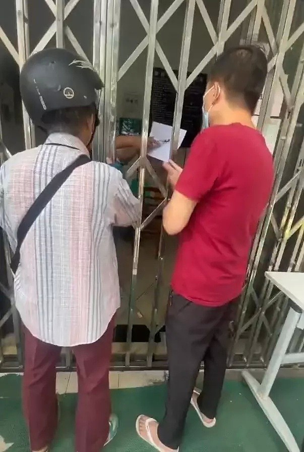 心酸！上海老人浑身浮肿，外出看病被阻拦，居委会门口跪下苦求（视频/图） - 6
