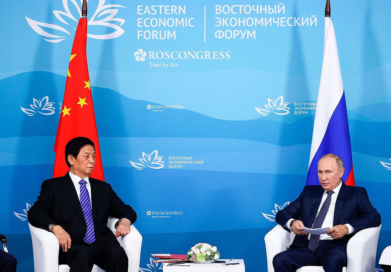 2022年9月7日，俄罗斯总统普京在该国举行的东方经济论坛期间与中国全国人大常委会委员长栗战书会面。（美联社图片）