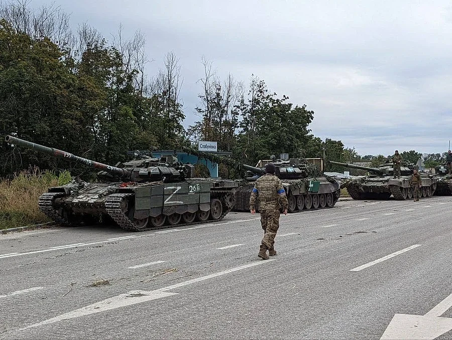 乌军展示最近俘获的俄军坦克