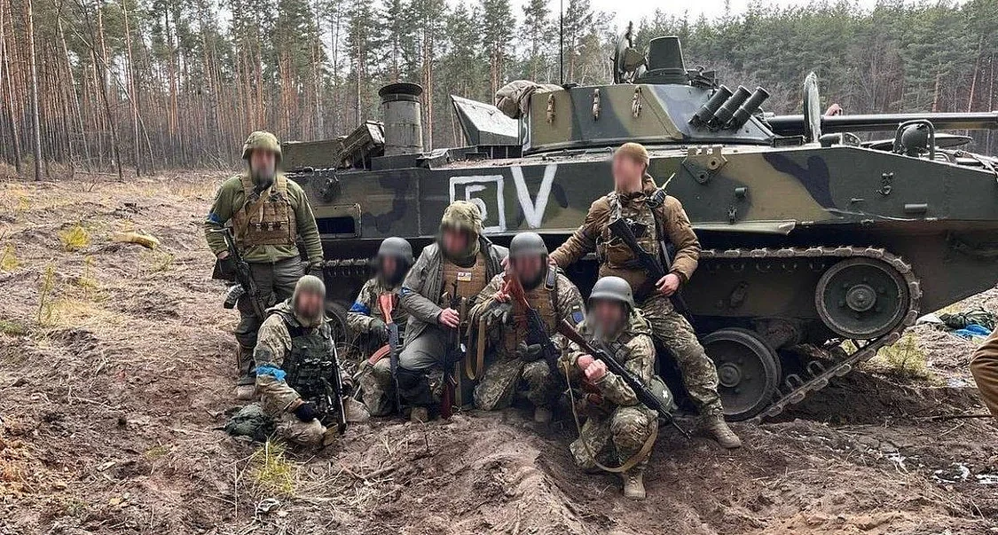 近3000个搭乘步兵战车或伞兵战车的步兵班，是在乌俄军的基干战力