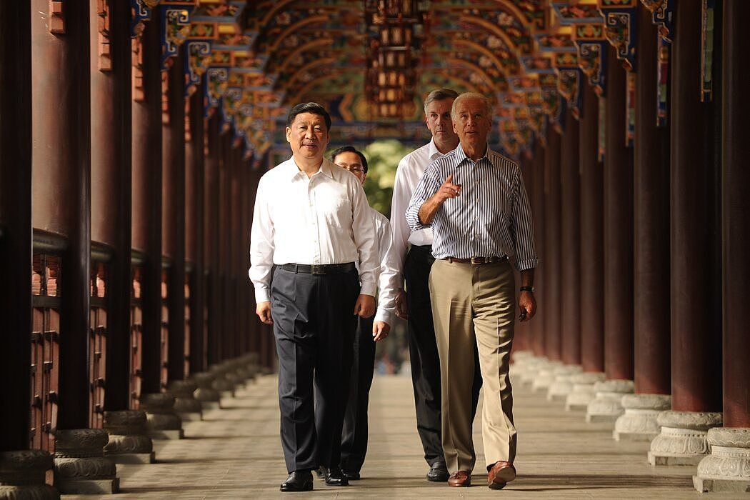 时任中国国家副主席的习近平和时任美国副总统的拜登在中国成都，摄于2011年。