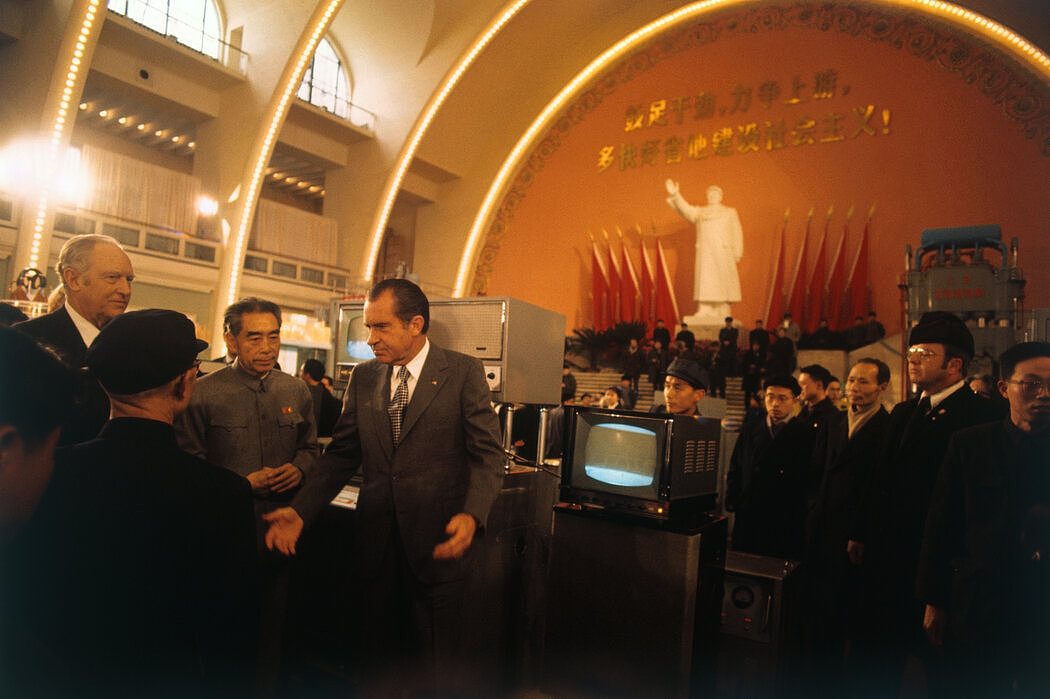 尼克松总统1972年访华期间在上海参观一个展览。