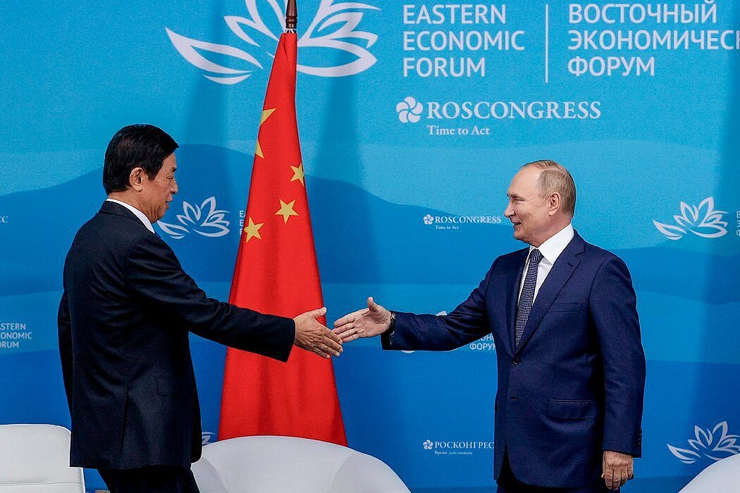 当习近平的第二副手栗战书上周在俄罗斯会见普京时，中国官方媒体强调了两国的惺惺相惜之情。