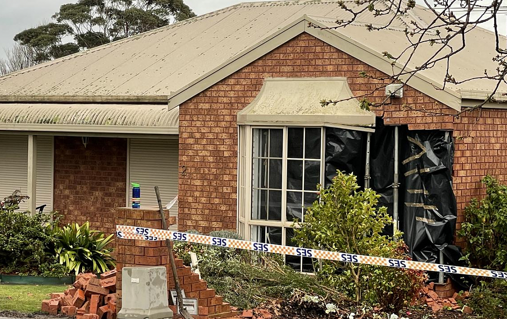 澳洲一小车撞进民宅致煤气泄漏，房主被迫在外过夜（图） - 2