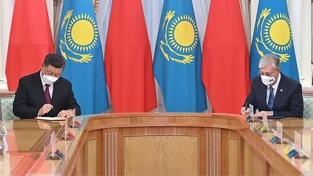 哈萨克斯坦总统新闻办公室发布的照片显示，习近平和托卡耶夫签署文件