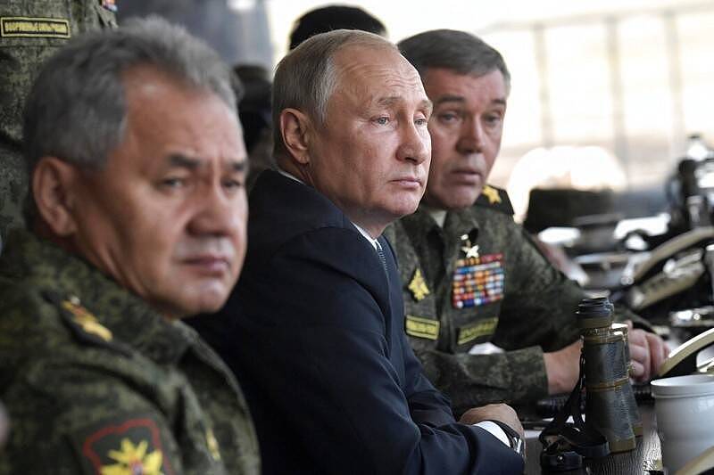 俄罗斯军方三巨头：最高统帅普廷（中）、国防部长绍伊古（左）、俄军总参谋长吉拉西莫夫。 （美联社）
