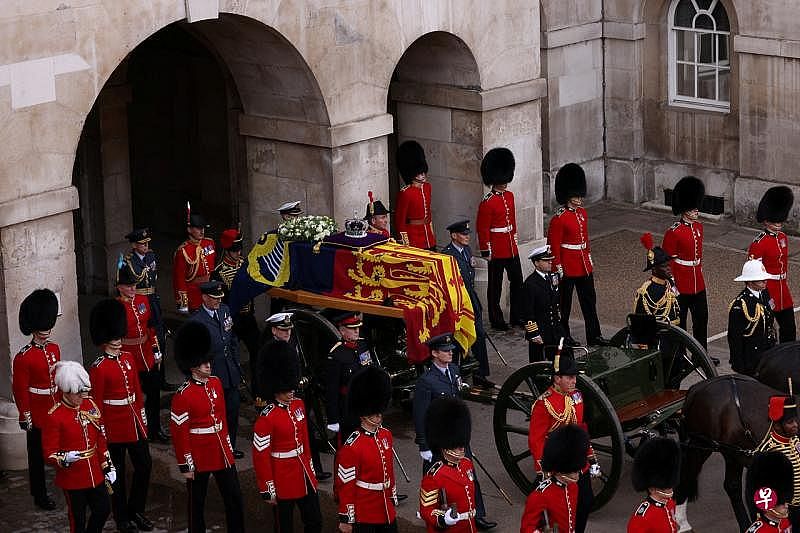 英女王伊丽莎白二世的灵柩9月14日离开白金汉宫，移灵国会大厦供民众瞻仰。（路透社）