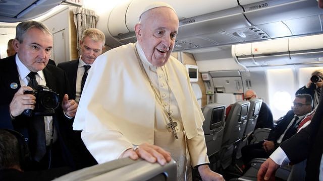 教皇方济各在前往哈萨克努尔—苏丹的飞机上会见随行记者（13/9/2022）