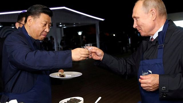 习近平（左）与普京（右）在俄罗斯远东符拉迪沃斯托克（海参崴）聚餐时祝酒（11/9/2018）