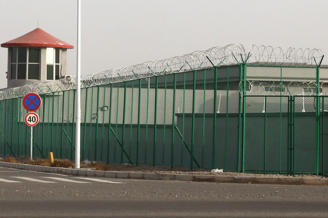 新疆的一个拘留营。中国政府在新疆进行的大规模镇压，导致许多以穆斯林为主的少数民族成员关进了大型拘禁营，其中包括哈萨克族。