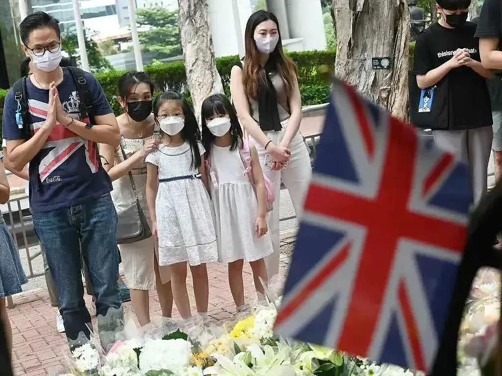 “香港在她的庇佑下成人间福地！”罗家英因悼念英女王遭网暴，发视频道歉并表态：永远爱祖国（视频/图） - 13