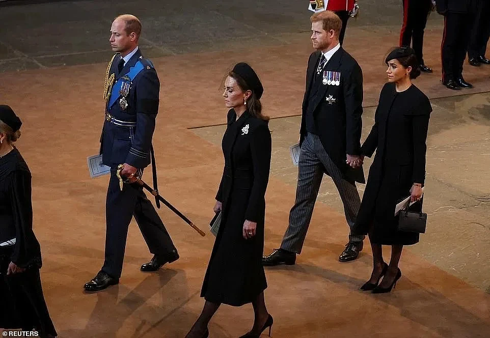 哈里王子和梅根在离开时手牵着手（图片来源：路透社）