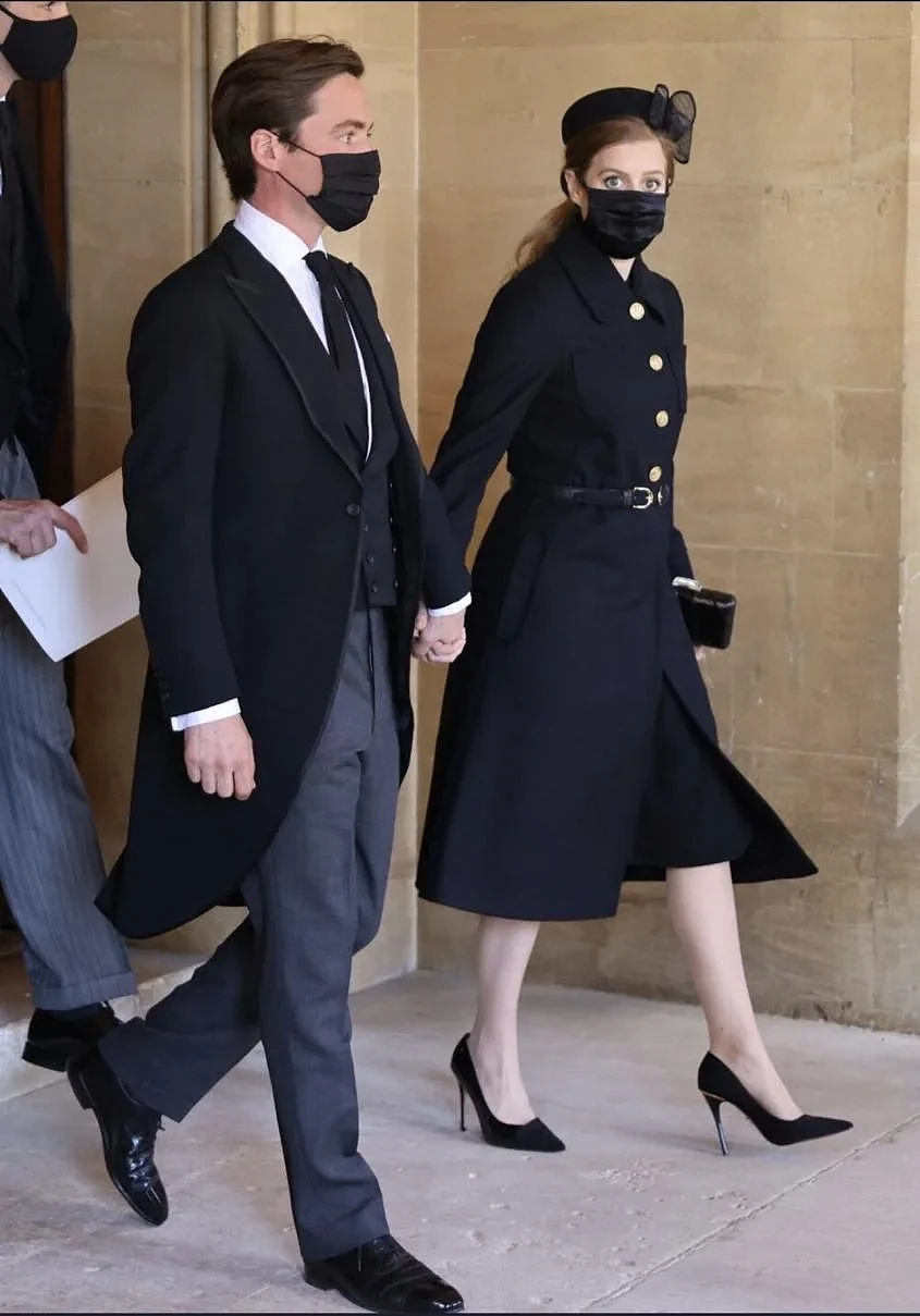 有网友发布了现场拍到的图片，英国王室成员扎拉·廷德尔和丈夫在离开时也牵着手（图片来源：推特）