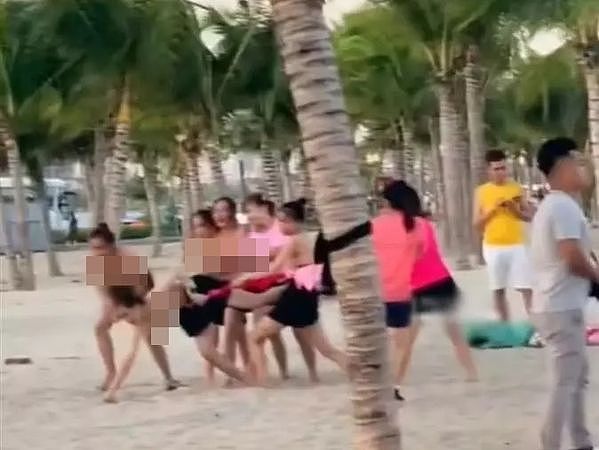 ▲▼越南有7名女游客在海滩上全裸拔河，吸引了众人的目光。（图／翻摄自推特）