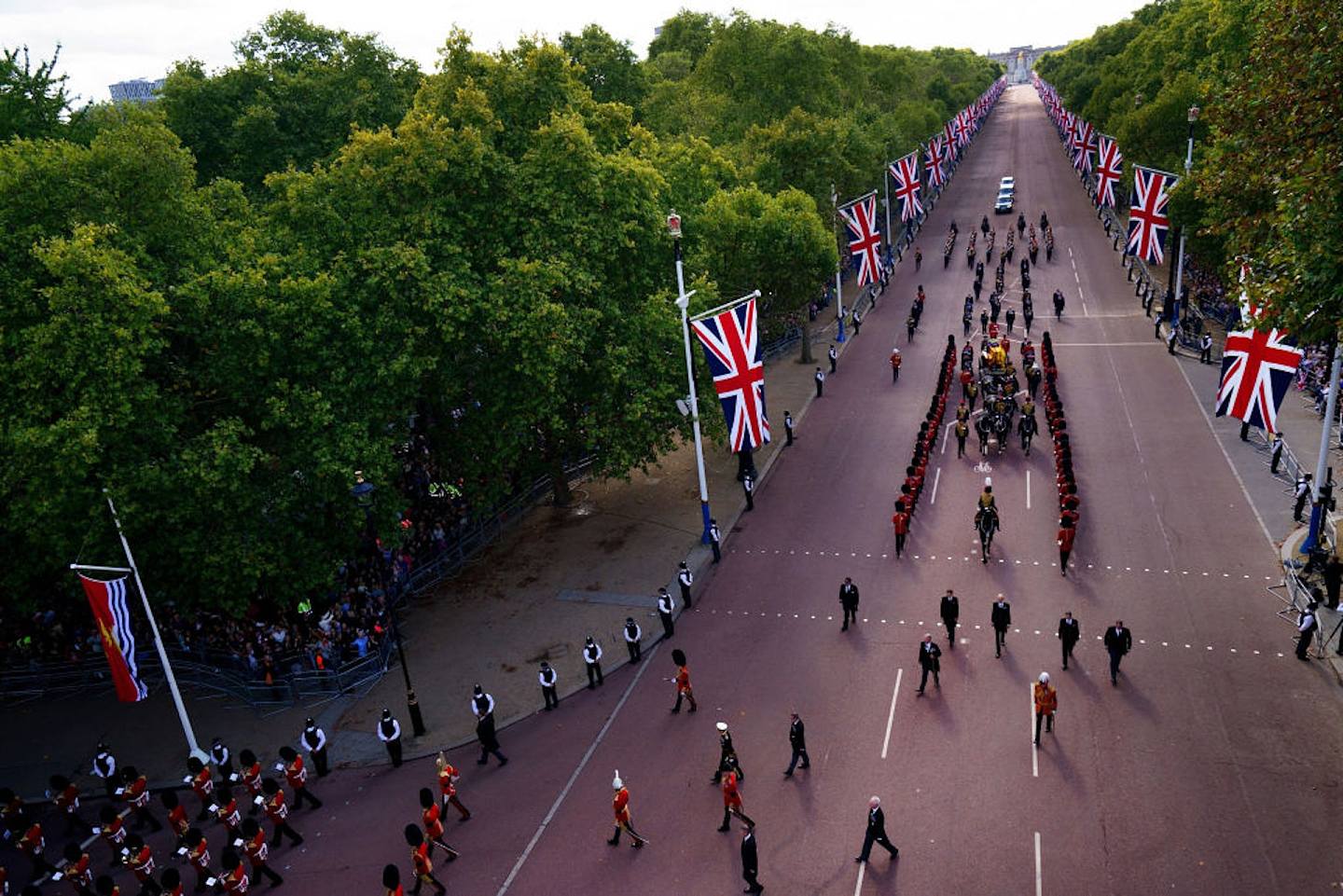 英女王伊利沙伯二世（Queen Elizabeth II，又译英国女王伊丽莎白二世）的灵柩在14日下午移至西敏厅，同时开放民众瞻仰。 （GettyImages）