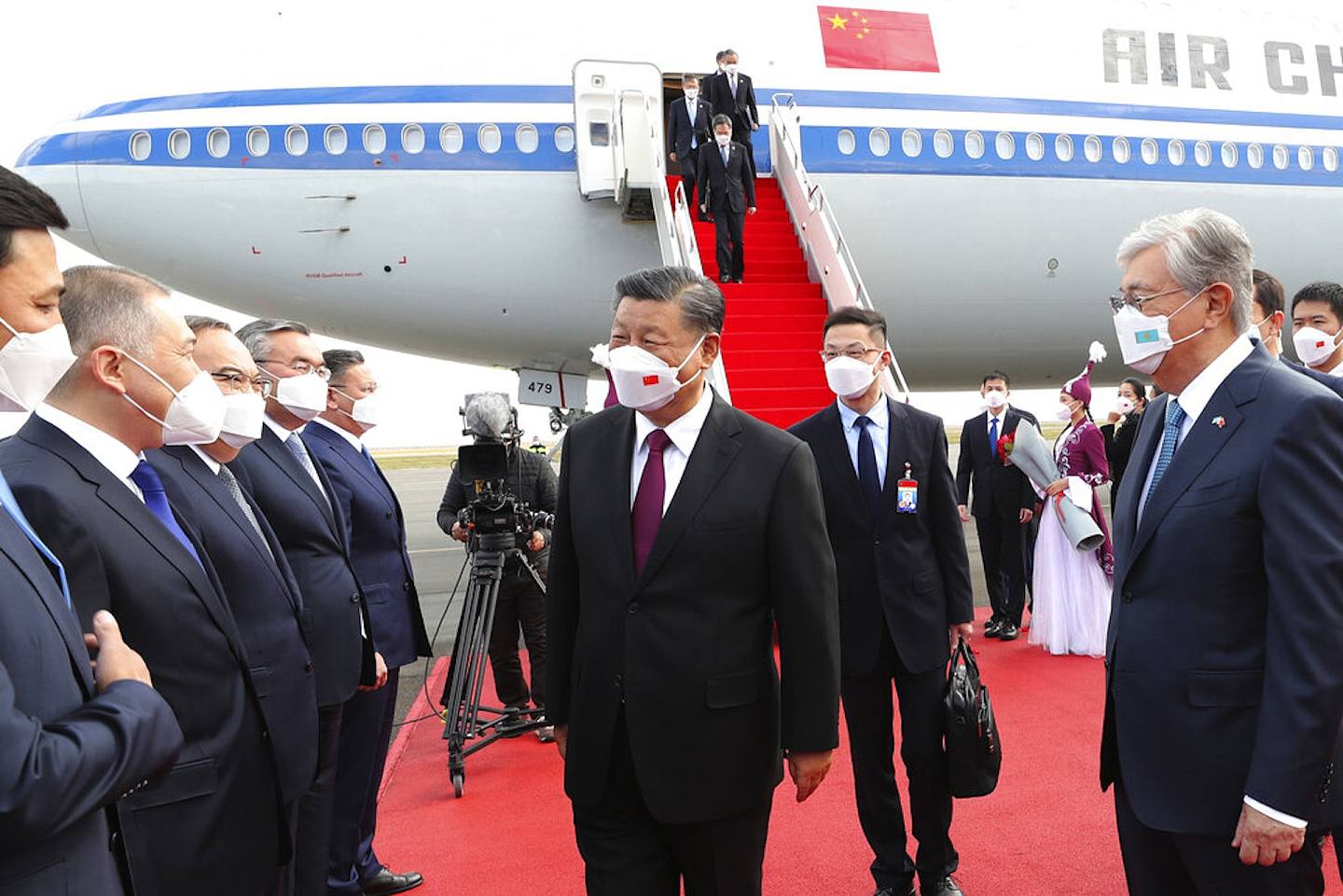 習近平訪中亞之旅：圖為中國新華社發圖，可見中國國家主席習近平2022年9月14日抵達哈薩克（Kazakhstan）首都努爾蘇丹（Nur-Sultan），該國總統托卡耶夫（Kassym-Jomart Tokayev，右）親自前來迎接。