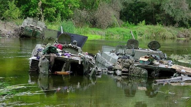 乌克兰军方公布的照片似乎显示被俄军遗弃在河中的装甲车