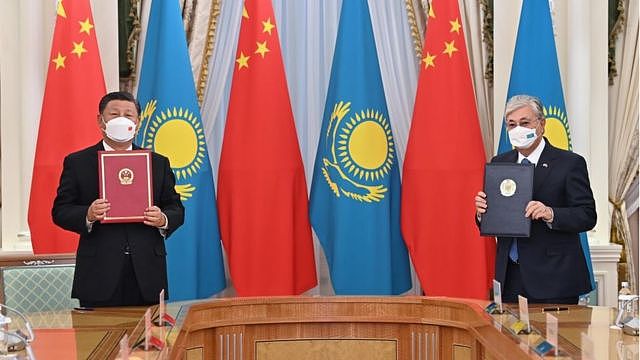 哈萨克斯坦总统托卡耶夫（右）和中国国家主席习近平（左）