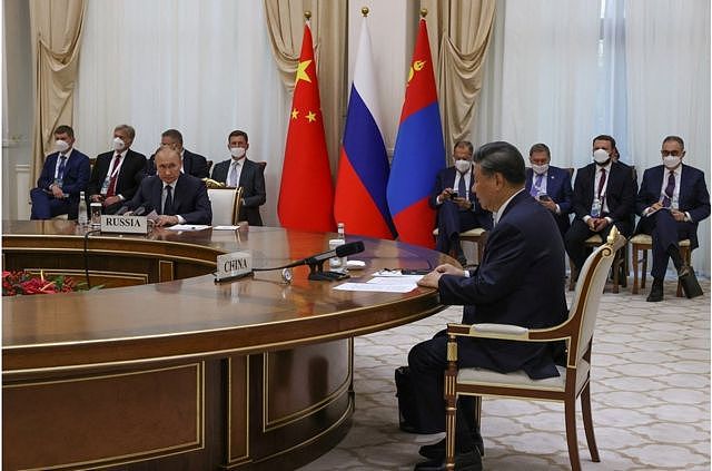 9月15日，在乌兹别克斯坦撒马尔罕举行的上海合作组织（SCO）峰会期间，中国国家主席习近平和俄罗斯总统普京出席了与蒙古总统乌赫纳·呼鲁勒苏赫的三方会晤。