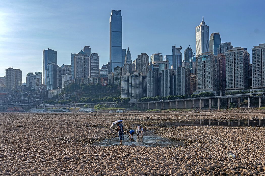 上个月，中国重庆，长江的主要支流嘉陵江沿岸干涸的河床。