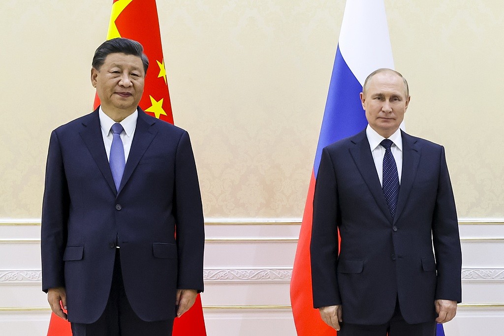 中国国家主席习近平（左）与俄罗斯总统普丁9月15日于在上海合作组织会场合影。 （美联社）